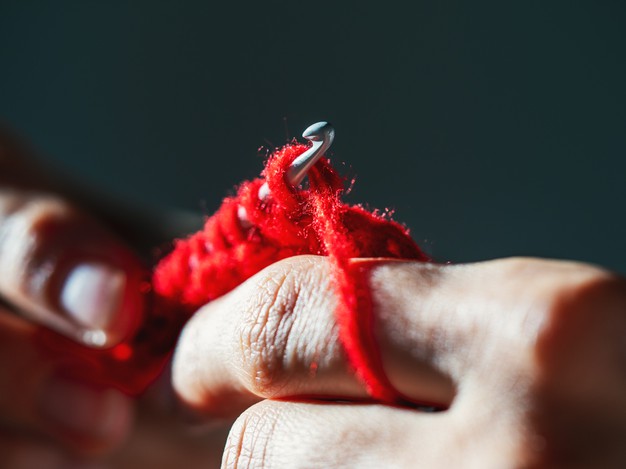 crocheting-with-red-wool-yarn-dark-background_158388-5555 – kópia