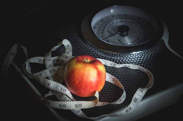 metr s jablkem na váze