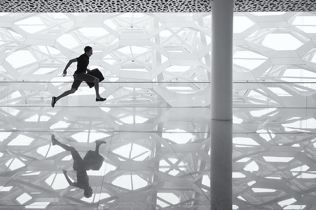 Muž beží po sklenenej podlahe 